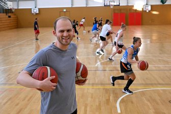 Neuer Co-Trainer ist sich sicher: "Da geht was mit den Chemcats" - Mika Scheidemann ist seit diesem Sommer neu im Trainerteam von Basketball-Zweitligist Chemcats Chemnitz. 