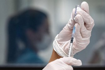 Neuer Corona-Impfstoff in Sachsen verfügbar: Wer sich impfen lassen sollte - Der neue Impfstoff soll gegen derzeit kursierende Virusvarianten wirken.