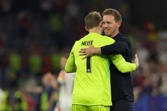 Neuer-Debatte: Warum Nagelsmann in der Falle steckt - Bundestrainer Nagelsmann umarmt Torwart Neuer. (Archivbild)