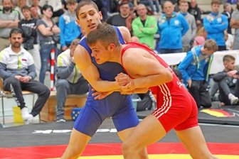 Neuer Deutscher Meister kommt aus Pausa - Sid Wetzel vom KSV Pausa (rechts) holte sich in der Gewichtsklasse bis 71 Kilogramm mit einem knappen 7:6-Punktsieg im Finale gegen Yassin Biltaev (SG Weilimdorf) den Deutschen Meistertitel.
