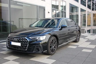 Neuer Dienstwagen: Vogtland-Landrat steigt um von BMW auf Audi - Beim neuen Dienstwagen des Landrats handelt es sich um einen Audi A8 mit langem Radstand. Zur Höhe der monatlichen Leasingrate äußert sich das Landratsamt nicht.