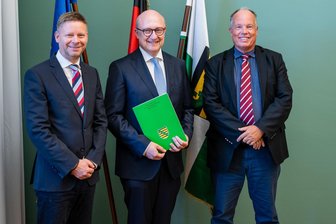 Neuer Direktor für Amtsgericht Freiberg steht fest - Volkmar Kuhn (m.) wurde von Till Pietzcker (l.) und Dominik Schulz (r.) zum Direktor ernannt.