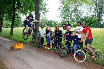 Neuer Dirtpark für Bernsdorf: Fliegende Räder statt ausrangierter Tupolew - Bisher braucht es für weite Sprünge eine mobile Rampe. Doch die Wiese im Hintergrund soll zum Dirtpark umgebaut werden. 