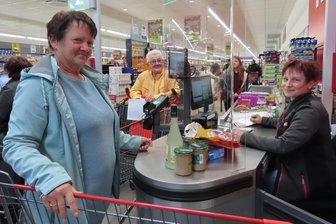 Neuer Discounter in Werdau eröffnet: Warum Kunden bei Nieselregen Schlange stehen - Sylvia Wolf (l.) testet mit Nachbarin Sieglinde Theis den neuen Norma-Markt. Zum Eröffnungstag kassiert Stefanie Tschimmel ab.