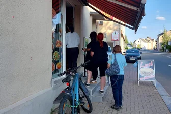 Neuer Döner-Imbiss im Erzgebirge – Lockangebot sorgt für Warteschlange - Schlange standen die Kunden am Montagabend am neuen Döner-Imbiss in Lugau.