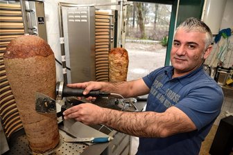 Neuer Döner-Imbiss in Bad Elster: Früherer Klingenthaler erhofft sich im Kurort mehr Geschäft - Mahmud Jalal hat in Bad Elster einen Döner-Imbiss eröffnet.