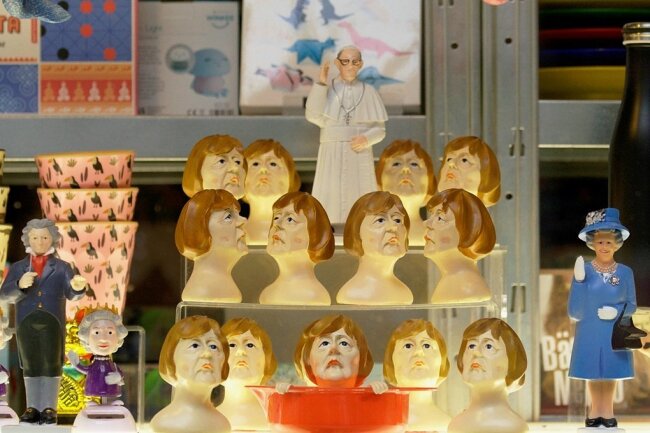 Neuer Dokumentarfilm zeigt viele Facetten von Angela Merkel - Schaufenster mit Merkel-Zitronenpresse in der Auslage in einem Berliner Geschenkladen.
