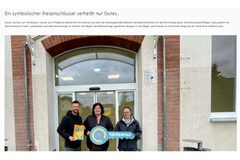 Neuer Dorfladen in Falkenau: Eröffnungstermin steht fest - Ortschaftsrat Dirk Herbrich, Expansionsmanagerin Annchen Fleger von der My-Enso-Genossenschaft und Martina Grunert aus der Stadtverwaltung Ende November bei der symbolischen Schlüsselübergabe am Falkenauer Dorfladen.