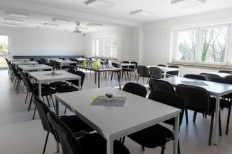 Neuer Dorftreffpunkt öffnet die Türen - Der Raum kann geteilt werden. Auch Technik wie ein Beamer ist da.
