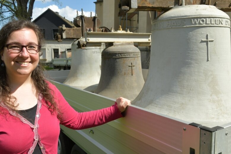Neuer Dreiklang für den Kirchturm - Pfarrerin Mandy Heinrich und viele Neuhausener erlebten mit, als die alten Glocken zu Wochenbeginn aus dem Kirchturm herabgelassen wurden. Sie sollen ihren Platz auf einem Kirchengrundstück finden. 