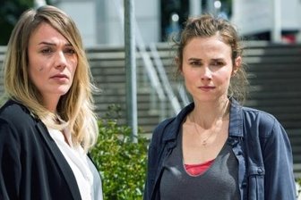 Neuer Dresden-Tatort: Schluss mit lustig - Im neuen "Tatort" aus Dresden wird nicht mehr gefrotzelt und gelacht. Die Kommissarinnen Henni Sieland (Alwara Höfels, links) und Karin Gorniak (Karin Hanczewski) widmen sich mit großem Ernst einem besonders abscheulichen Verbrechen. Für Höfels wird es der vorletzte "Tatort" als Kommisarin Sieland sein. 