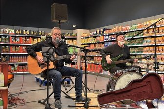 Neuer Edeka in Markneukirchen eröffnet: Hier spielt die Musik - Am Eröffnungstag des Edeka spielte das Duo Sevenheat.