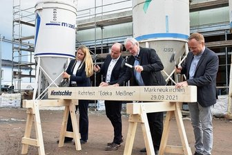 Neuer Edeka in Markneukirchen öffnet am 9. Dezember - Versenkten den symbolischen Nagel beim Richtfest: Stefanie Fröhlich, Andreas Meißner, Andreas Rubner und Ronny Kadelke (v.l.).