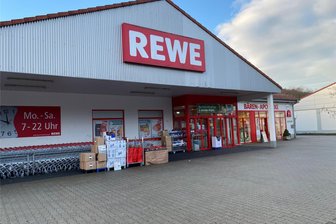 Neuer Edeka-Markt in Wilkau-Haßlau: Verfahren zum Vorbescheid ist noch nicht abgeschlossen - Die von Rewe genutzte Immobilie gehört Edeka. Sie soll abgerissen und durch einen Neubau ersetzt werden.