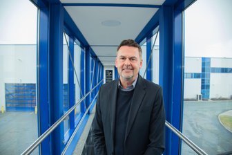 Neuer Eigentümer, neue Führung: Glashersteller aus dem Vogtland will neu durchstarten - Thomas Lang ist Geschäftsführer der Sicherheitsglastechnik Oelsnitz. Seit Jahresbeginn gehört das Unternehmen zu AGC Interpane.