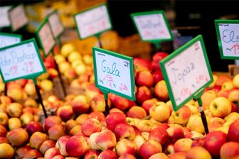 Neuer Einkaufsführer für Mittelsachsen: Regionale Landwirte und Gastronomen gesucht - Auf den Wochenmärkten werden Äpfel aus der Region angeboten, doch es gibt noch mehr.