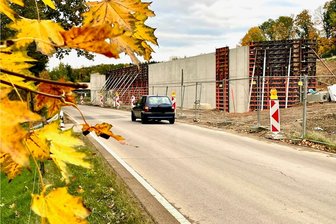 Neuer Einkaufsmarkt entsteht zwischen Mulda und Helbigsdorf: Ein Teil ist bereits sichtbar - Das ist die Stützmauer für den neuen Einkaufsmarkt an der Straße zwischen Mulda und Helbigsdorf.