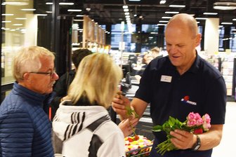 Neuer Einkaufsmarkt in Chemnitz eröffnet: So lief der erste Morgen im Simmel-Markt - Peter Simmel begrüßt die ersten Kunden persönlich mit einer Blume.