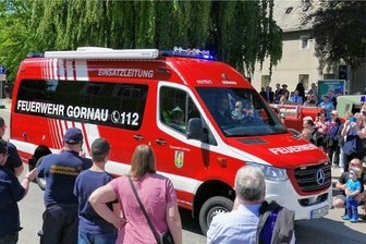 Neuer Einsatzleitwagen der Gornauer Feuerwehr eingeweiht - Zahlreiche Besucher des Feuerwehrfestes standen Spalier, als der neue Gornauer Einsatzleitwagen vorfuhr. 