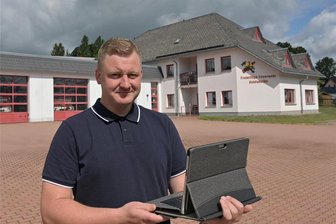 Neuer Energiemanager für drei Erzgebirgskommunen – Was macht der? - Toni Forbriger ist seit 1. Juli als Energiemanager für Schönheide, Stützengrün und Zschorlau tätig. Für das Feuerwehrdepot in Schönheide, vor dem er steht, könnte er sich eine Fotovoltaikanlage auf dem Dach vorstellen.