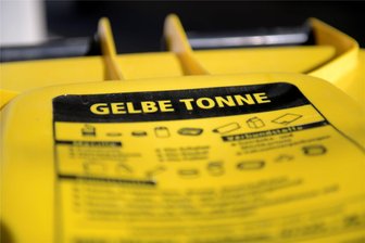 Neuer Entsorger für gelbe Tonnen im Vogtland: Was Bürger wissen müssen - Die gelbe Tonne wird zum 1. Januar 2025 in Elsterberg, Pöhl, Klingenthal, Mühlental und Schöneck eingeführt. Der Entsorgungsrhythmus wird für diese Orte von 14 Tagen auf vier Wochen umgestellt.