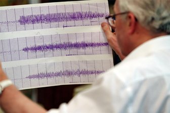 Neuer Erdbeben-Schwarm im Vogtland: „Er entfaltet sich gerade in voller Pracht“ - Der Seismologe Siegfried Wendt wertet am Geophysikalischen Observatorium der Universität Leipzig auch als Rentner noch Erdbeben aus. Er ist Experte in Sachen Schwarmbeben im Vogtland. Das Bild zeigt ihn bei der Auswertung eines anderen Bebens und dient der Illustration.