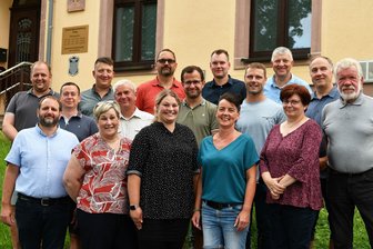 Neuer Erlauer Gemeinderat: Diese Männer und Frauen treffen nun die Entscheidungen - Der neue Gemeinderat von Erlau. Vorn von links: Bürgermeister Peter Ahnert, Katja Jarczewski, Jessy Lichtenfeld, Nadine Böhme, Berit Wittke und Bernhard Liebchen. Dahinter von links: Philipp Obst, Fabian Wehner, Sebastian Dolina, Olaf Haubold, Denny Jonies, Philipp Wähner, Andreas Welsch, Denny Sachse, Gert Günther und Markus Ahnert. Es fehlt Franz Selbmann.