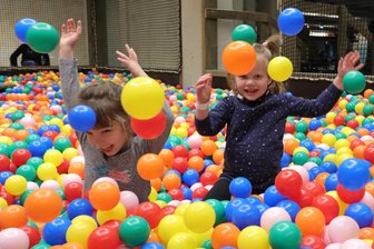 Neuer Erlebnispark im Erzgebirge: Das kostet ein Besuch mit der ganzen Familie - Toben im Bällebad kostet nicht extra.