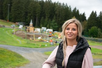 Neuer Erlebnisspielplatz in Schöneck: Eröffnungstermin steht - Was entsteht denn da in Schöneck Neues? Die Neugier wächst. Jennifer Braun, Geschäftsführerin der Dienstleistungs- und Tourismus (DLT) GmbH Schöneck, freut sich, dass es jetzt voran geht.