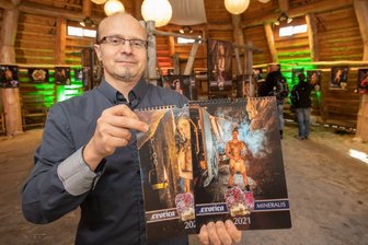 Olaf Martin mit den fertigen Kalendern.