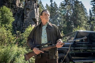 Neuer Erzgebirgskrimi "Der letzte Bissen": Feuer frei an den Greifensteinen - Landwirt und Jäger Arnold Huber (Thomas Sarbacher) muss im "Erzgebirgskrimi" vor der Kulisse der Greifensteine auf der Hut sein. 