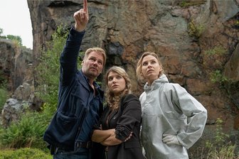 Neuer Erzgebirgskrimi: Diese Tatorte und Schauplätze spielen in Chemnitz - Kommissar Winkler (Kai Scheve) mit Kommissarin Karina Szabo (Lara Mandoki,) und Pathologin Dr. Elena Kulikova (Masha Tokareva, v. l.) in Geyer. 