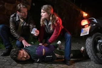 Neuer "Erzgebirgskrimi" kommt bereits im Januar - Kommissar Winkler (Kai Scheve) und Kollegin Szabo (Lara Mandoki) durchsuchen Pavel Svoboda (Raphael Keric) - und finden Drogen. 