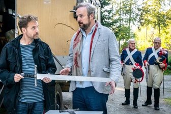 Neuer Erzgebirgskrimi: Was die Komparsen vom Dreh an den Greifensteinen erzählen - Filmszene mit Janek Rieke und Stephan Grossmann (v. l.) - im Hintergrund steckt Robby Schubert (r.) in der Uniform.