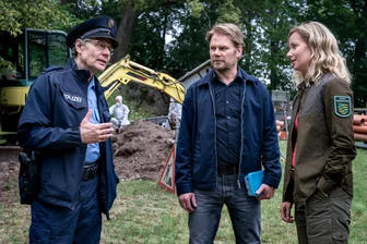 Neuer Erzgebirgskrimi: Wo am Dienstag die Dreharbeiten für Folge 16 gestartet sind - Kommissar Robert Winkler (Kai Scheve) und Försterin Saskia Bergelt (Teresa Weißbach) ermitteln auch in der 16. Folge des Erzgebirgskrimis. Hier sind sie in einer Szene der Folge zu sehen, als es um einen Leichenfund am Burggraben ging. Ortspolizist Rainer Wagner (Thomas Bading, l.) trug seine Erkenntnisse bei.