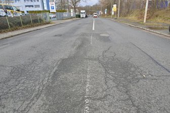 Neuer Fahrbahnbelag für Bürgerschachtstraße in Zwickau: Diskussion um Flickschusterei und fehlenden Gehwegbau - Die Bürgerschachtstraße in Zwickau soll im kommenden zumindest teilweise einen neuen Fahrbahnbelag bekommen.