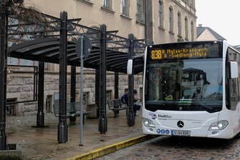 Neuer Fahrplan: Umsteigen im Reichenbacher Zentrum mit Takt und Tücken - Am Umsteigeknoten Postplatz treffen sich künftig Montag bis Freitag im 30-Minuten-Takt je zwei Buspaare auf jeder Seite zum Rendezvous. 