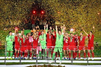 Neuer feiert DFB-Pokalsieg ausgelassen auf dem Rasen - Manuel Neuer stemmt den DFB-Pokal in die Höhe. 