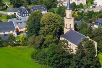 Neuer Feuerwehrstandort: Kirche lehnt Vorschlag ab - Der Hügel links von der Kirche kommt als Standort nicht mehr infrage.