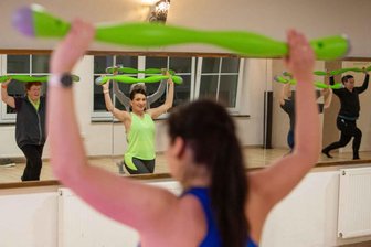 Neuer Fitness-Trend erreicht das Vogtland: Was bitte ist „Ajambow“? - Das Injoy in Syrau ist das erste Studio im Vogtland, in dem „Ajambow“-Kurse stattfinden - hier mit Trainerin Swetlana Sokolov im grünen Tank Top.