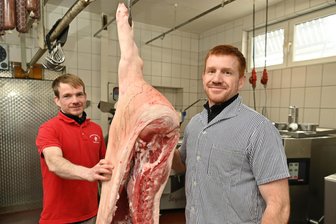 Neuer Fleischer für Rochlitz - Sebastian Sacher (l.) und sein Bruder Wolfgang in der Fleischerei in Wechselburg.