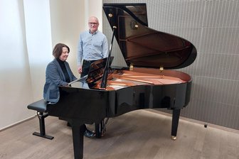 Neuer Flügel für den Unterricht am Konservatorium - Renate Wachsmuth, Fachbereichsleiterin Klavier am Konservatorium, und Schulleiter Daniel Kaiser freuen sich über den neuen Yamaha-Flügel.