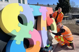 Neuer Fotopunkt im Erzgebirge: Die bunte Zahl fürs Festjahr ist zurück in der Schwarzenberger Altstadt - Die farbenfrohe 875 ist als Selfie-Point in der Altstadt montiert.