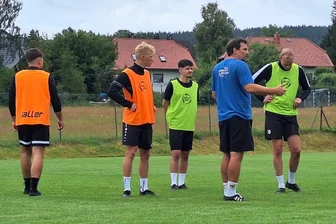 Neuer Freiberger Fußballtrainer: „Wir müssen unsere Gegner mehr stressen“ - Wie schon in der Vorsaison wird Martin Heydel (blaues Trikot) beim BSC wieder als Co-Trainer agieren.