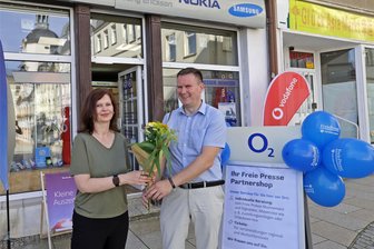 Neuer „Freie-Presse“-Partnershop in Glauchau eröffnet - Carola Leonhardt vom Produktmanagement der „Freien Presse“ und Inhaber Johannes Weigel.