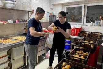 Neuer Frühstücksservice am Sonntag im Chemnitzer Umland: Frische Brötchen bis an die Haustür - Ab 5 Uhr verpacken Ivonne (links) und Rosalie Didszuhn die Backwaren in der Bäckerei Meseg im Frankenberger Ortsteil Mühlbach. Ab 6 Uhr wird ausgeliefert. Bis 9 Uhr sollen die Brötchen an den Haustüren hängen.