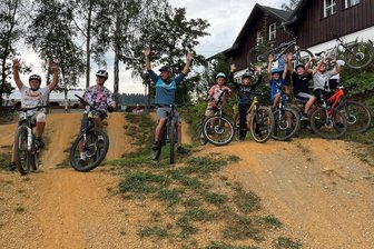 Neuer Funpark im Erzgebirge: Coole Sprünge und steile Kurven mitten im Dorf - Ein Fahrradparcours mitten im Dorf. Die Kids um Initiator Martin Lauckner (3. v. l.) sind schlichtweg begeistert. Sie lernen voneinander. Von großem Vorteil ist, dass sich die Anlage in unmittelbarer Nähe des Bahnhofs befindet.