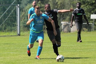 Neuer Fußballwind in Freiberg: SV Borea überzeugt trotz Niederlage mit Kampfgeist - Laufduell zwischen dem Dittmannsdorfer Maik Taiber (links) und Shible Kavungal Kolparambath vom SV Borea Freiberg.