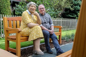 Neuer "Garten der Begegnung" in Hohenstein-Ernstthal - Bestatter Uwe Werner im „ Garten der Begegnungen“ mit „Elfriede“.