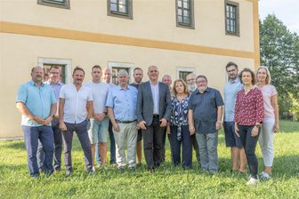 Neuer Gemeinderat Ellefeld: Wer als Stellvertreter für Bürgermeister Kerber gewählt wurde - Der neue Gemeinderat von Ellefeld mit Bürgermeister Jörg Kerber (parteilos, Mitte).